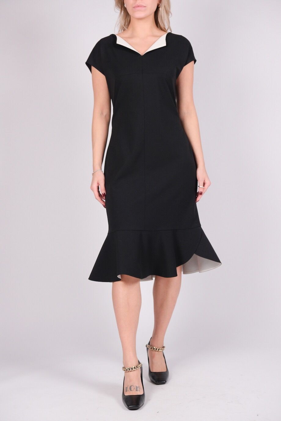 image 1 Платье черного цвета с белой вставкой и воланом снизу