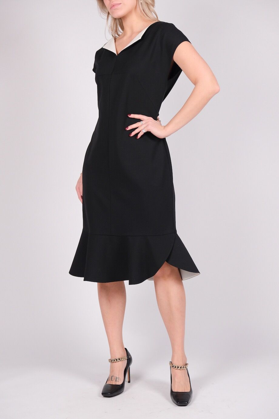 image 2 Платье черного цвета с белой вставкой и воланом снизу