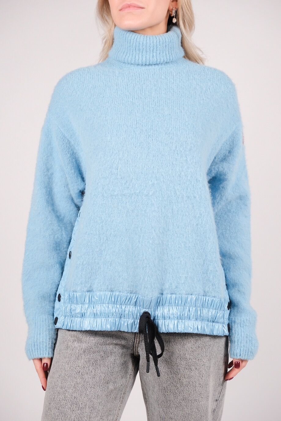 image 1 Комбинированный свитер голубого цвета