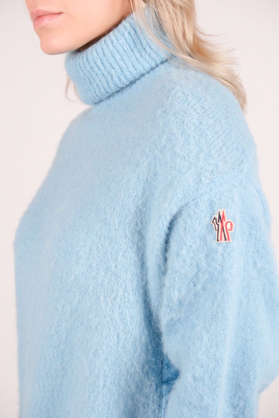 image 4 Комбинированный свитер голубого цвета