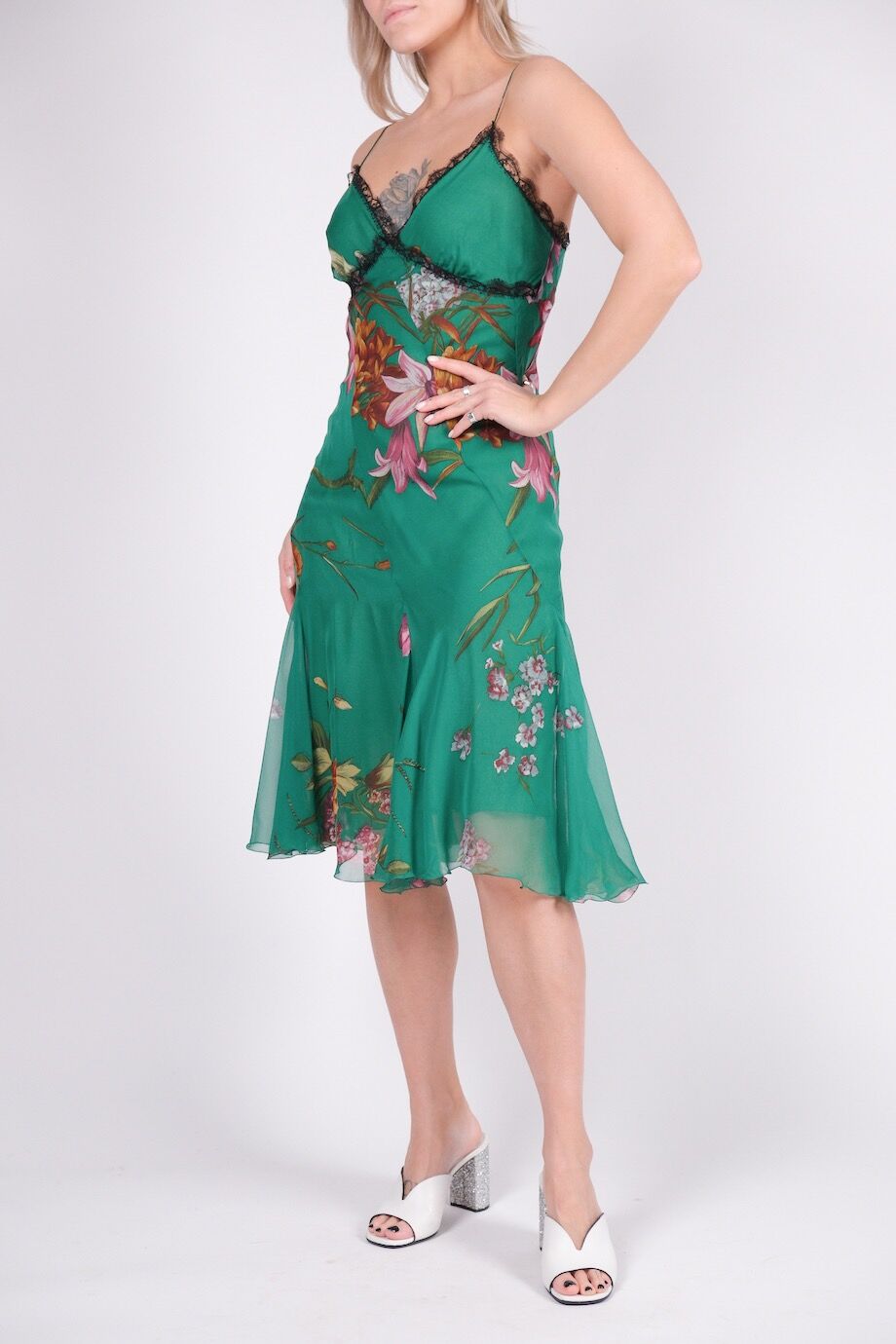 image 2 Шелковое платье-комбинация зеленого цвета с цветочным принтом