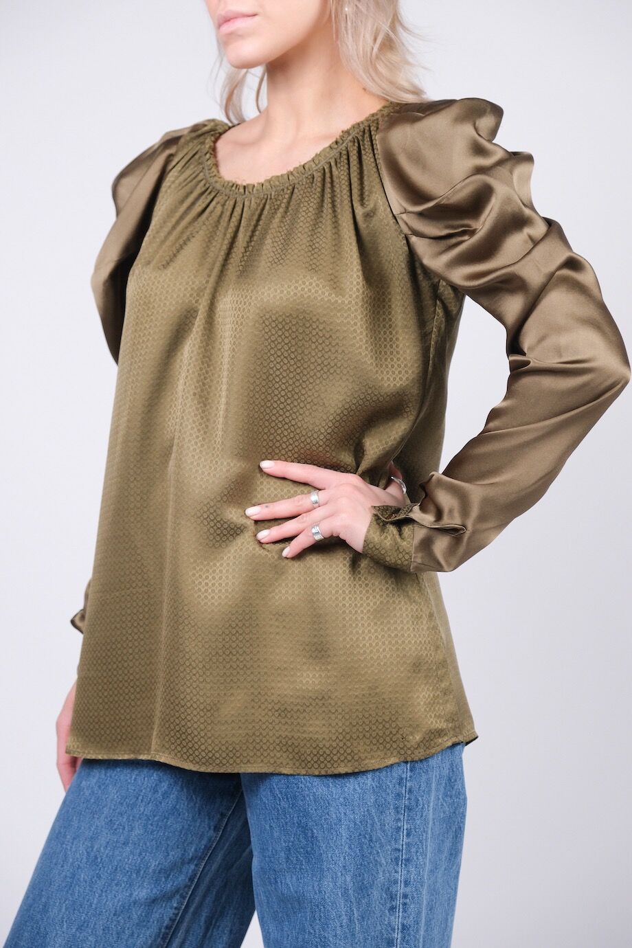image 2 Шелковая блуза с пышными рукавами цвета хаки