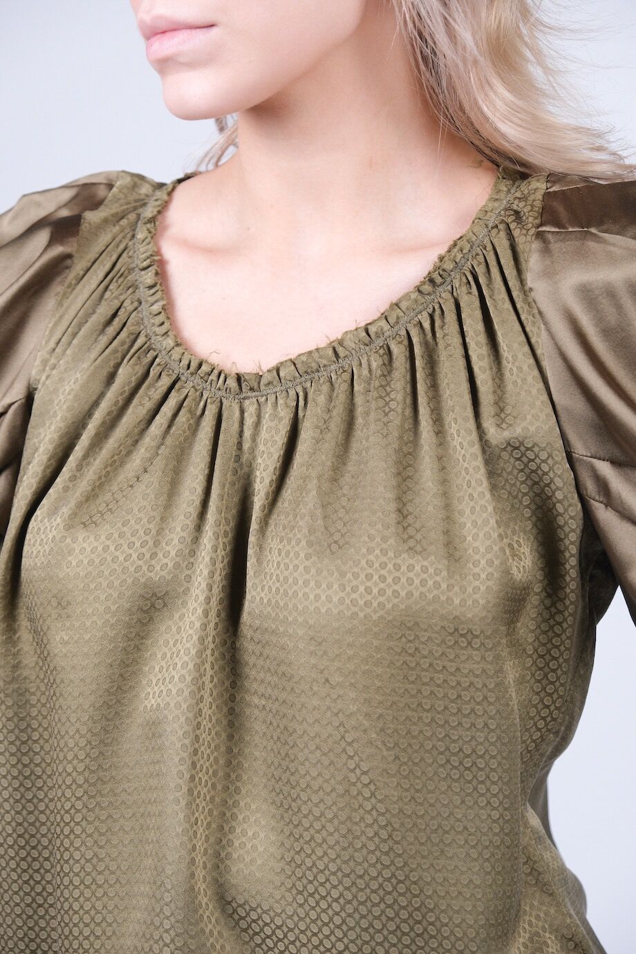 image 4 Шелковая блуза с пышными рукавами цвета хаки