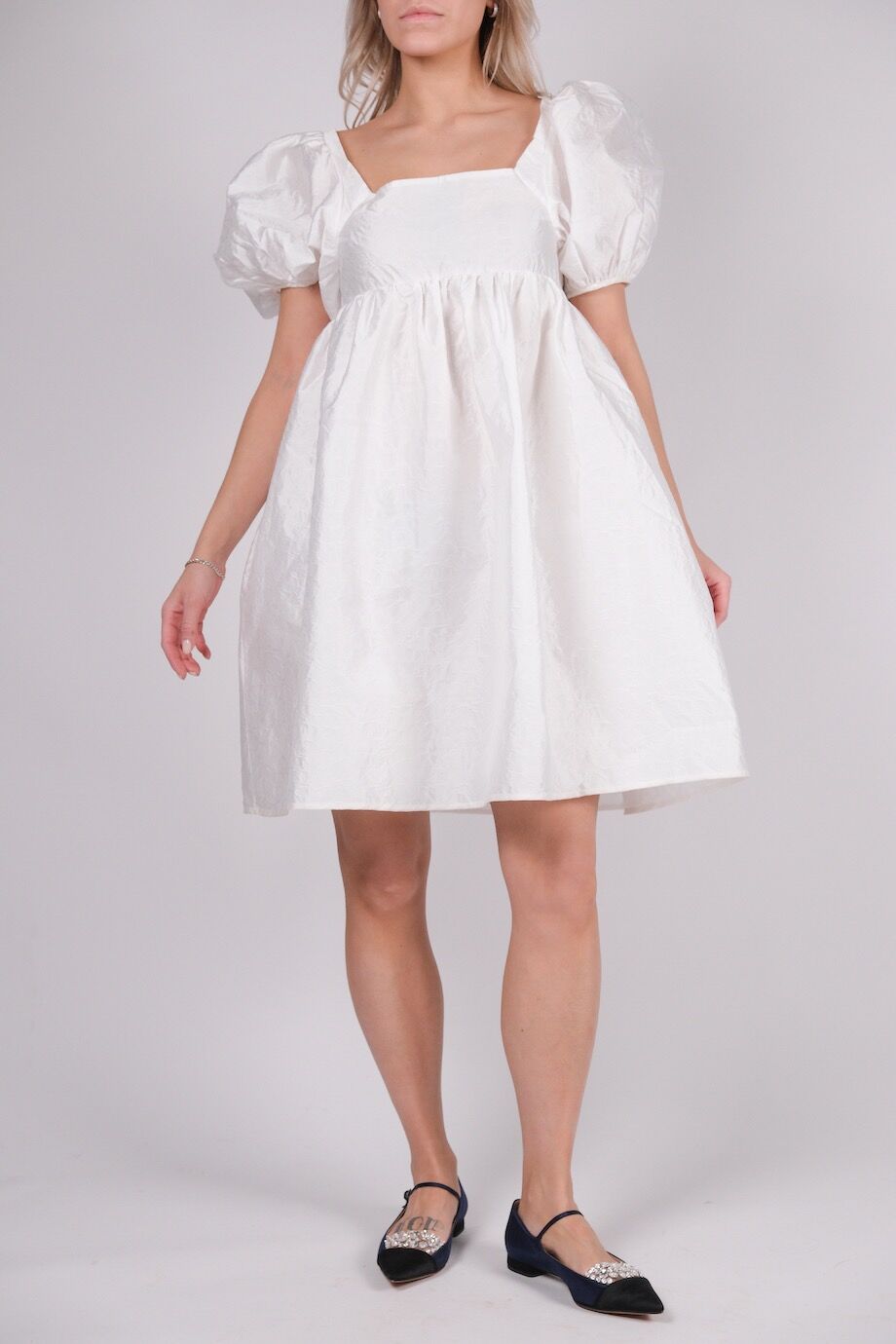 image 1 Платье с объемными рукавами белого цвета