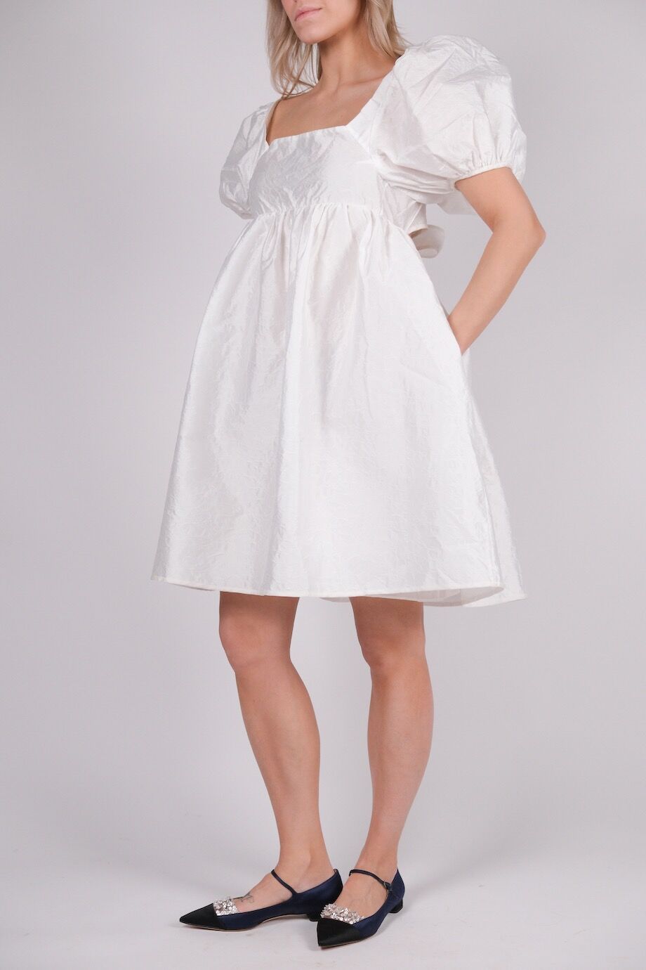 image 2 Платье с объемными рукавами белого цвета