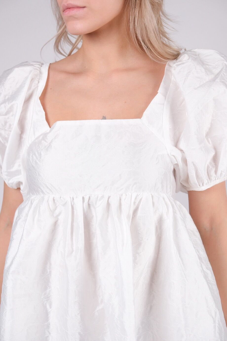 image 4 Платье с объемными рукавами белого цвета