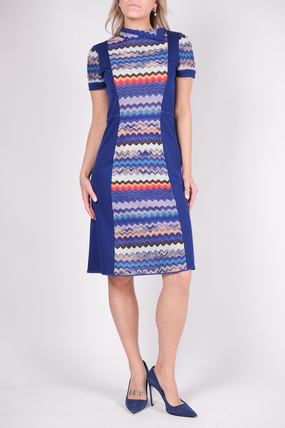image 1 Платье ярко-синего цвета с орнаментом и коротким рукавом