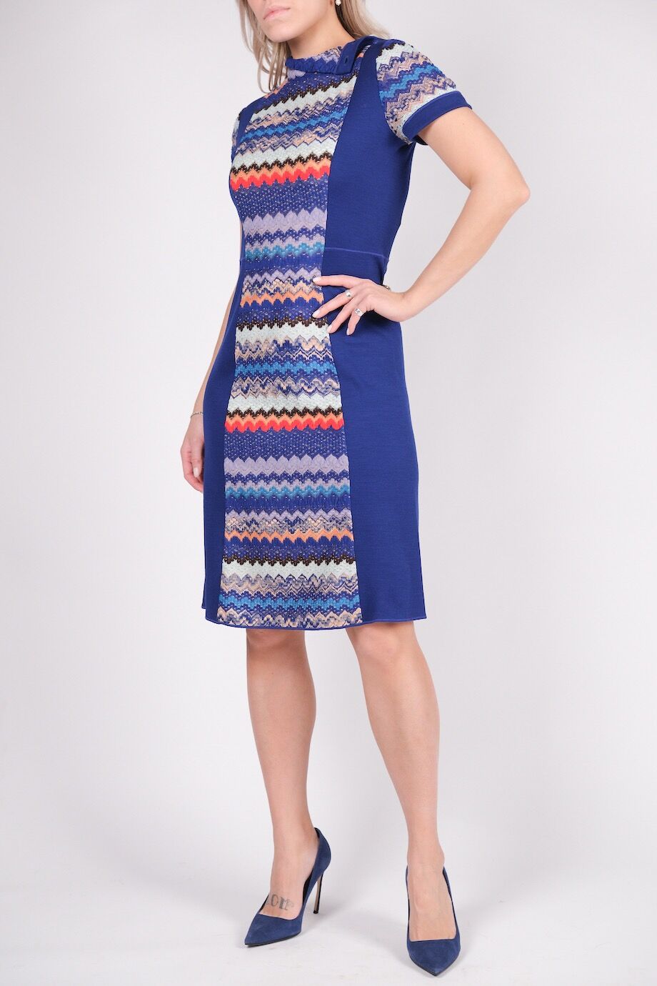 image 2 Платье ярко-синего цвета с орнаментом и коротким рукавом