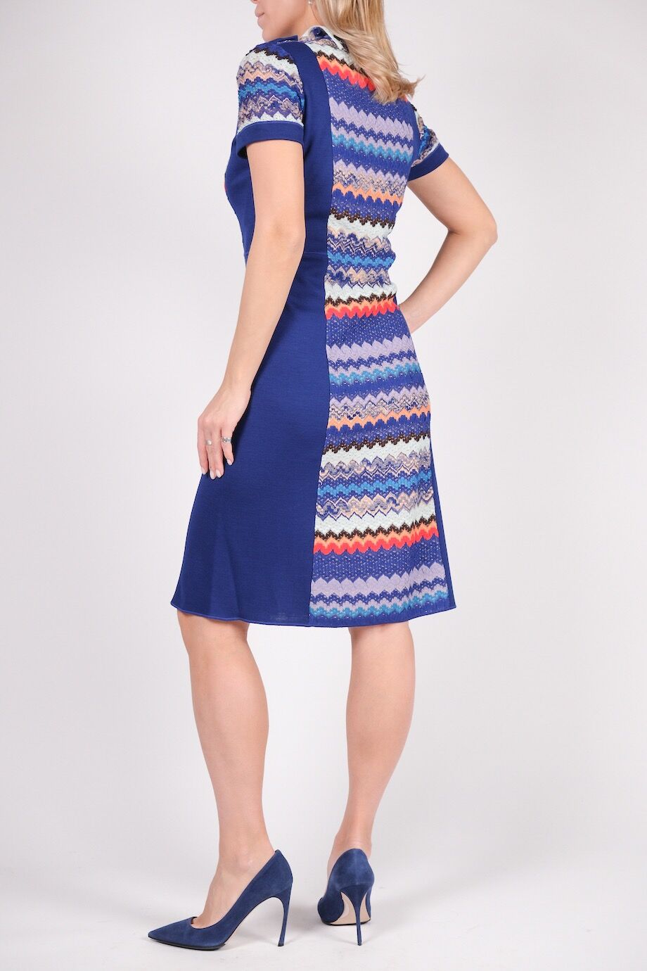 image 3 Платье ярко-синего цвета с орнаментом и коротким рукавом