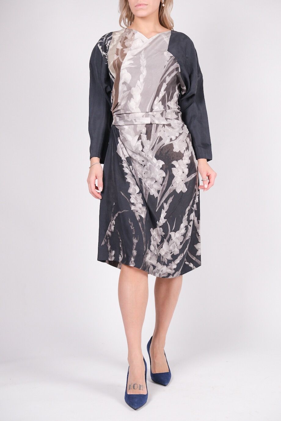image 1 Платье серого цвета с цветочным принтом