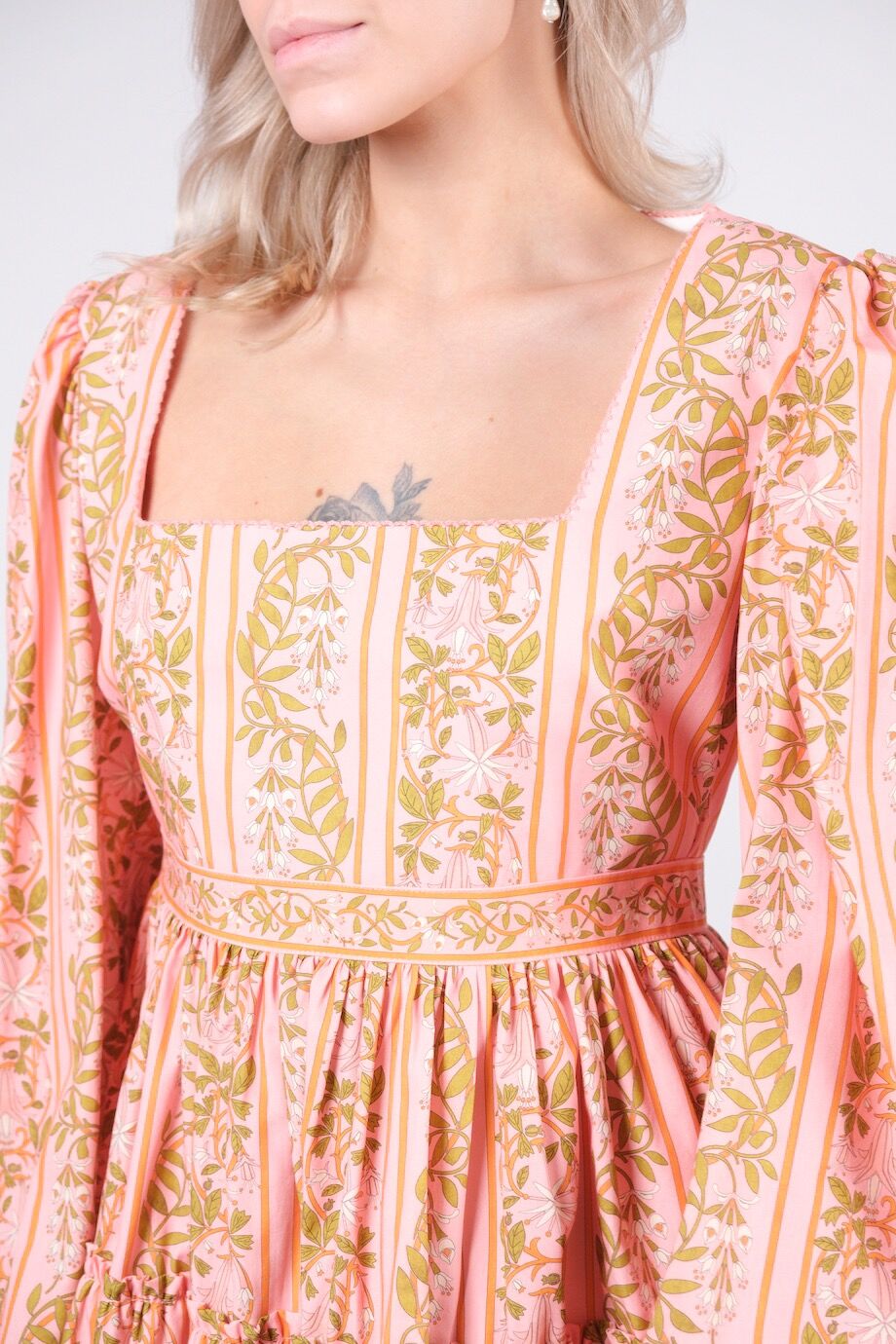 image 4 Платье персикового цвета с растительным орнаментом