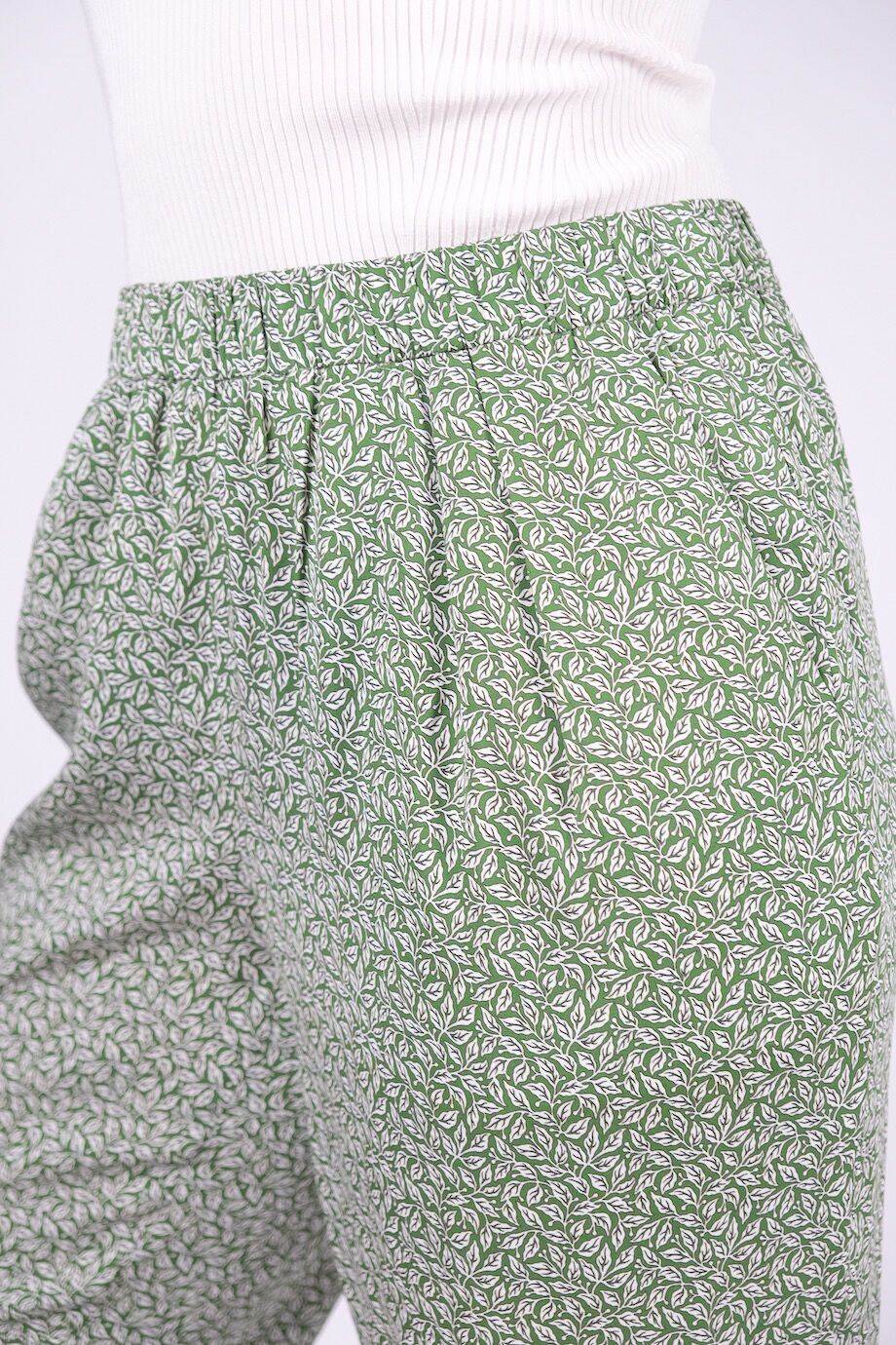 image 5 Шёлковые брюки с растительным принтом