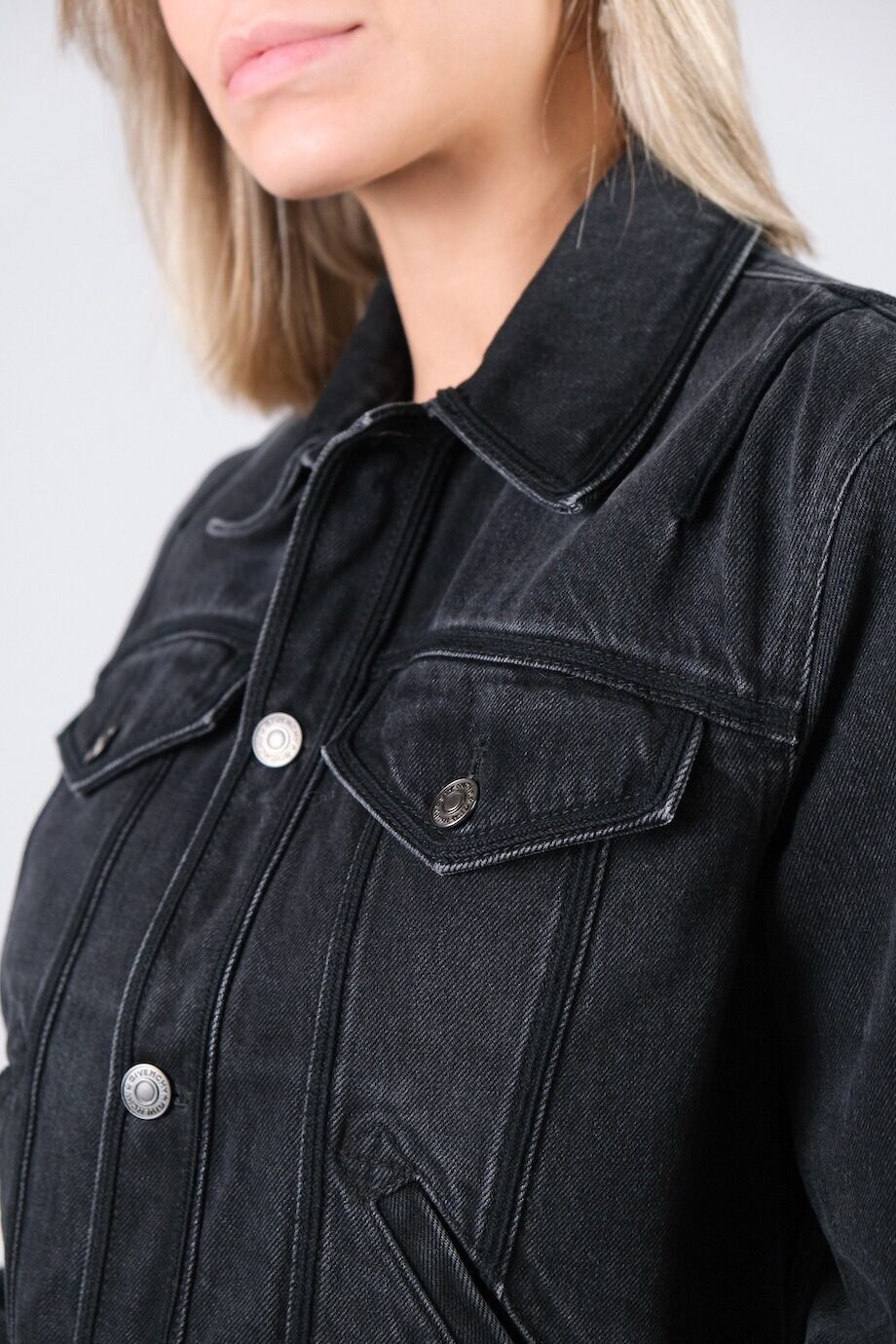 image 4 Джинсовая куртка темно-серого цвета