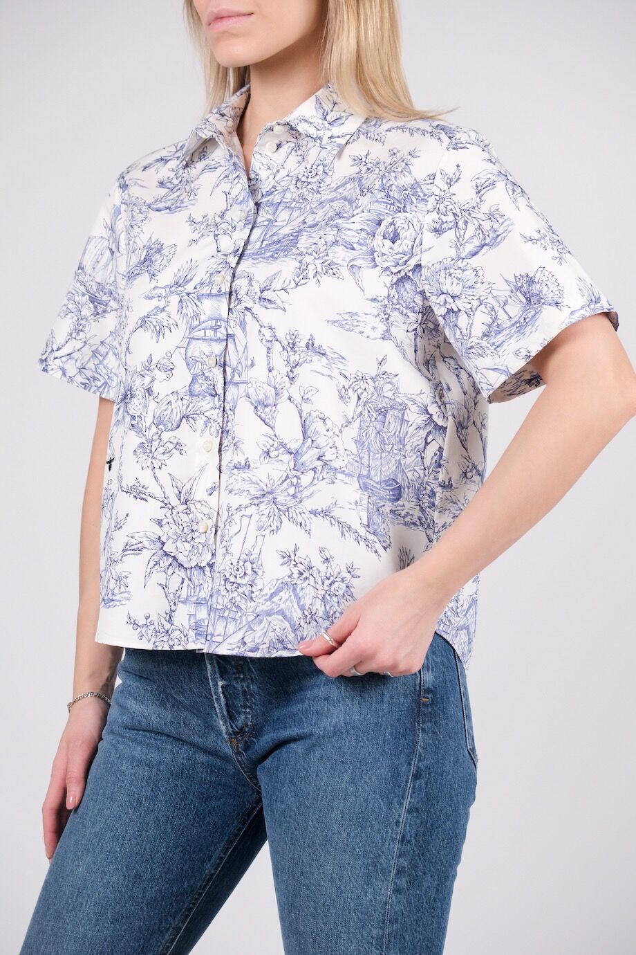 image 2 Рубашка белого цвета с синим принтом