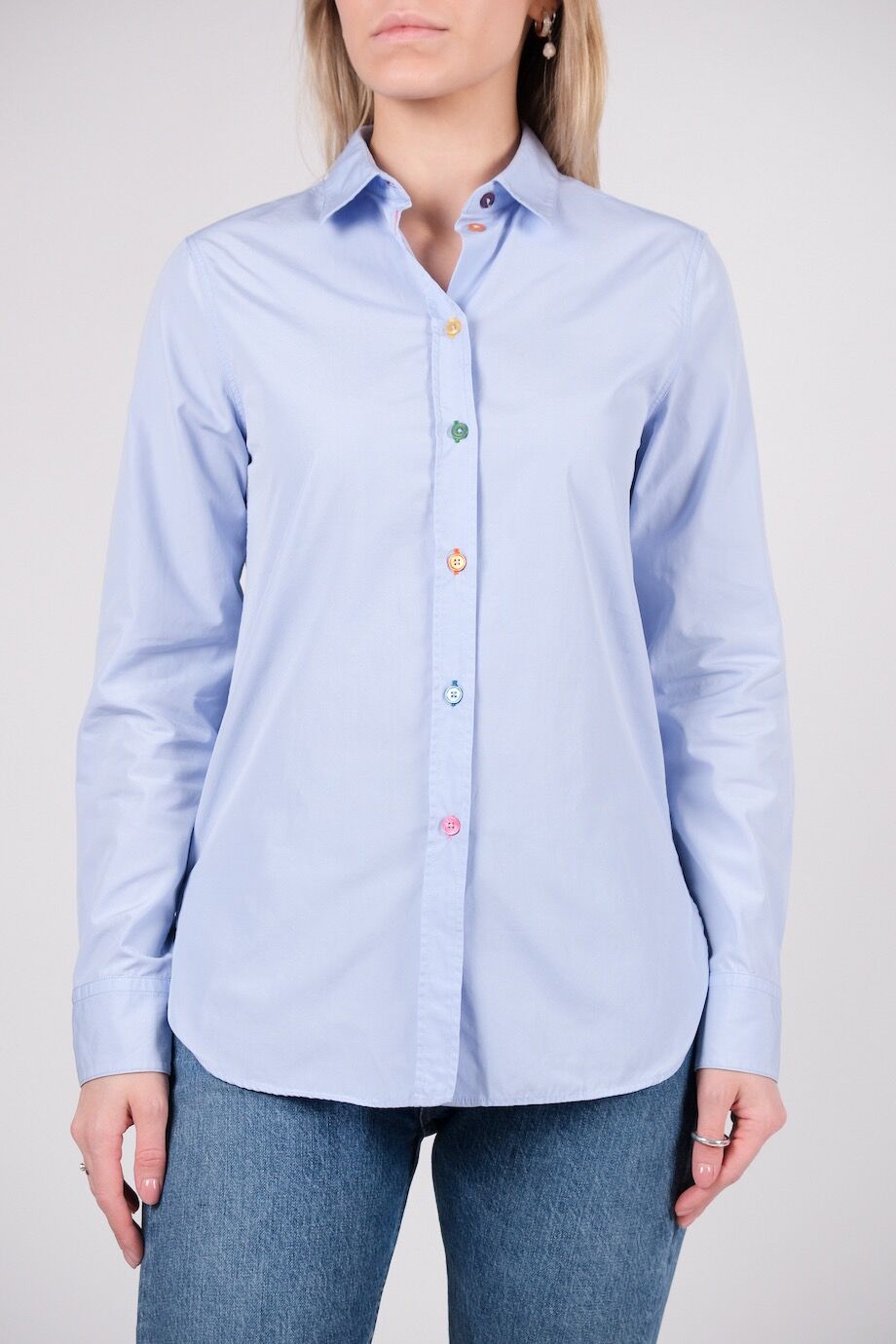 image 1 Рубашка голубого цвета с разноцветными пуговицами