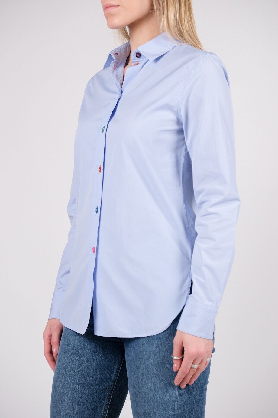 image 2 Рубашка голубого цвета с разноцветными пуговицами