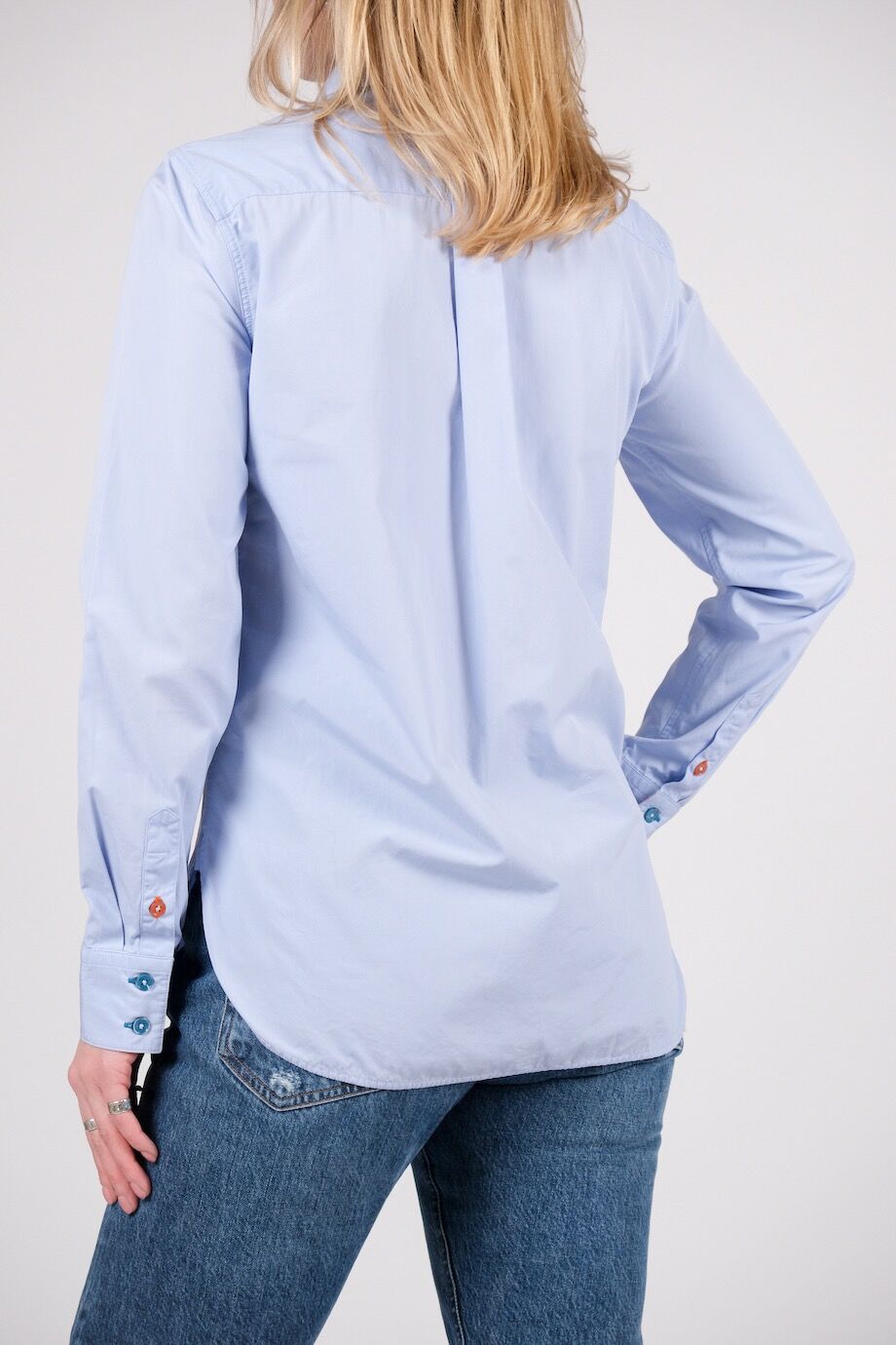 image 3 Рубашка голубого цвета с разноцветными пуговицами