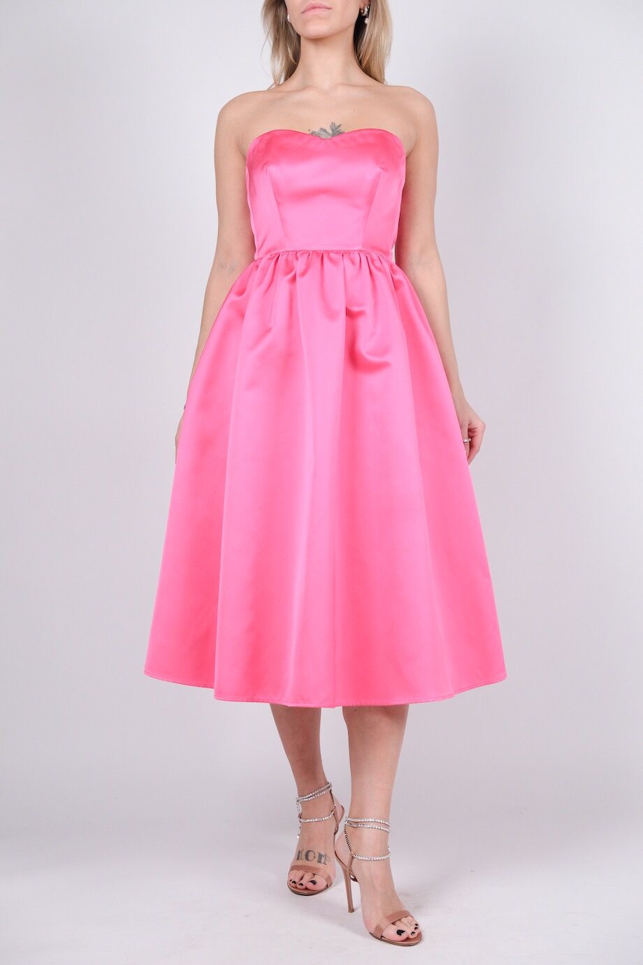 image 1 Платье розового цвета с открытыми плечами