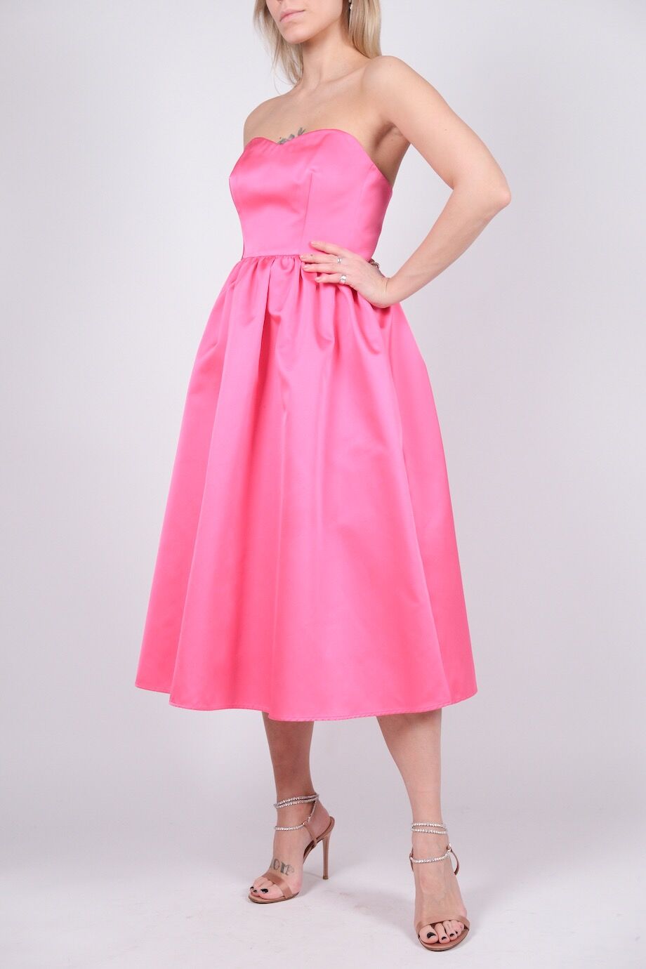 image 2 Платье розового цвета с открытыми плечами