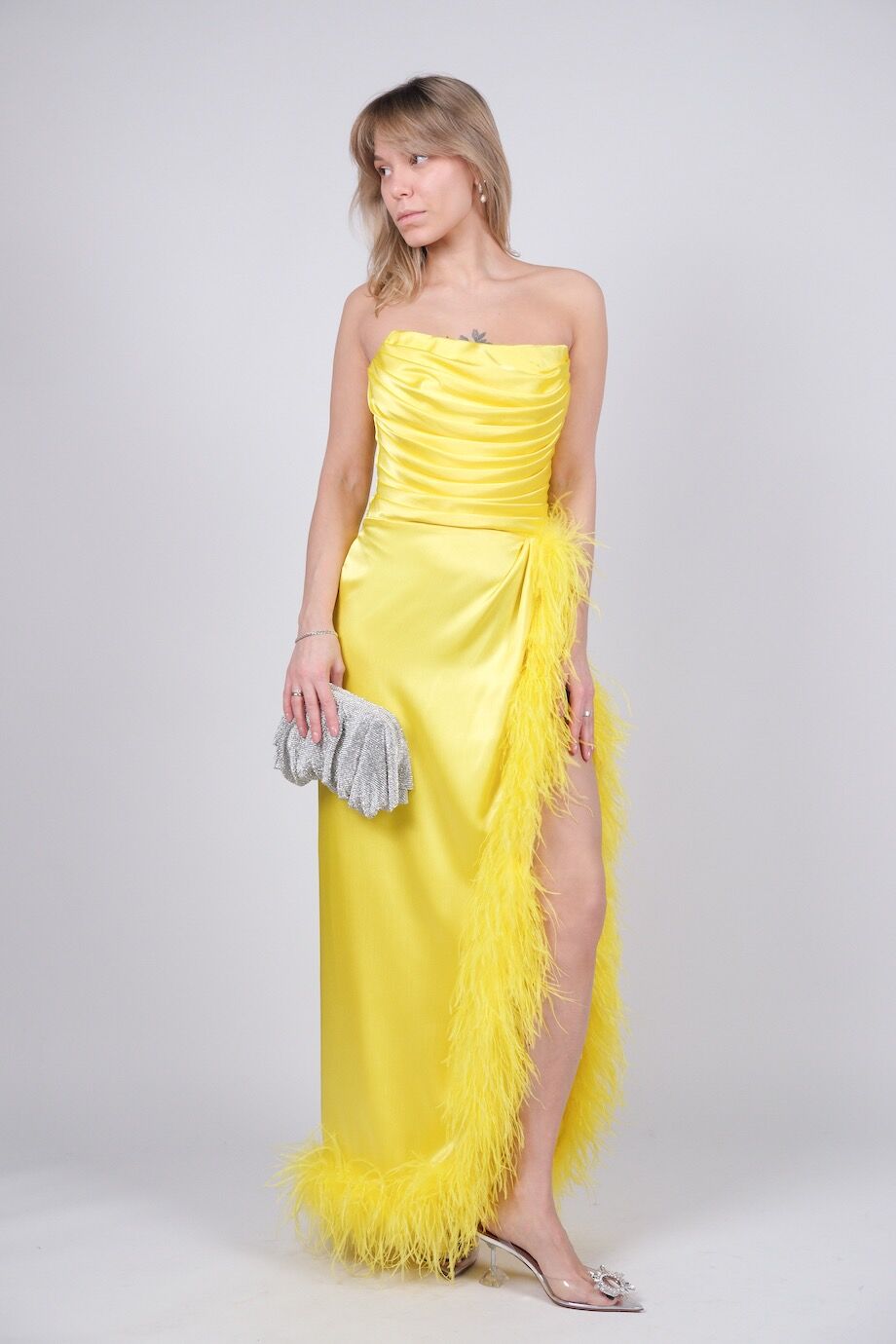 image 1 Атласное платье желтого цвета с декором из перьев