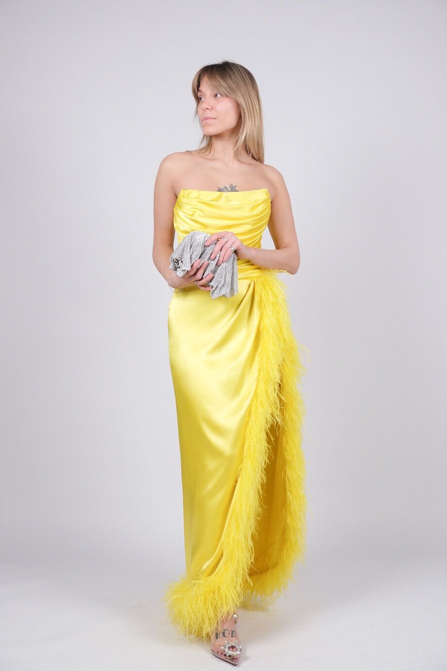 image 2 Атласное платье желтого цвета с декором из перьев