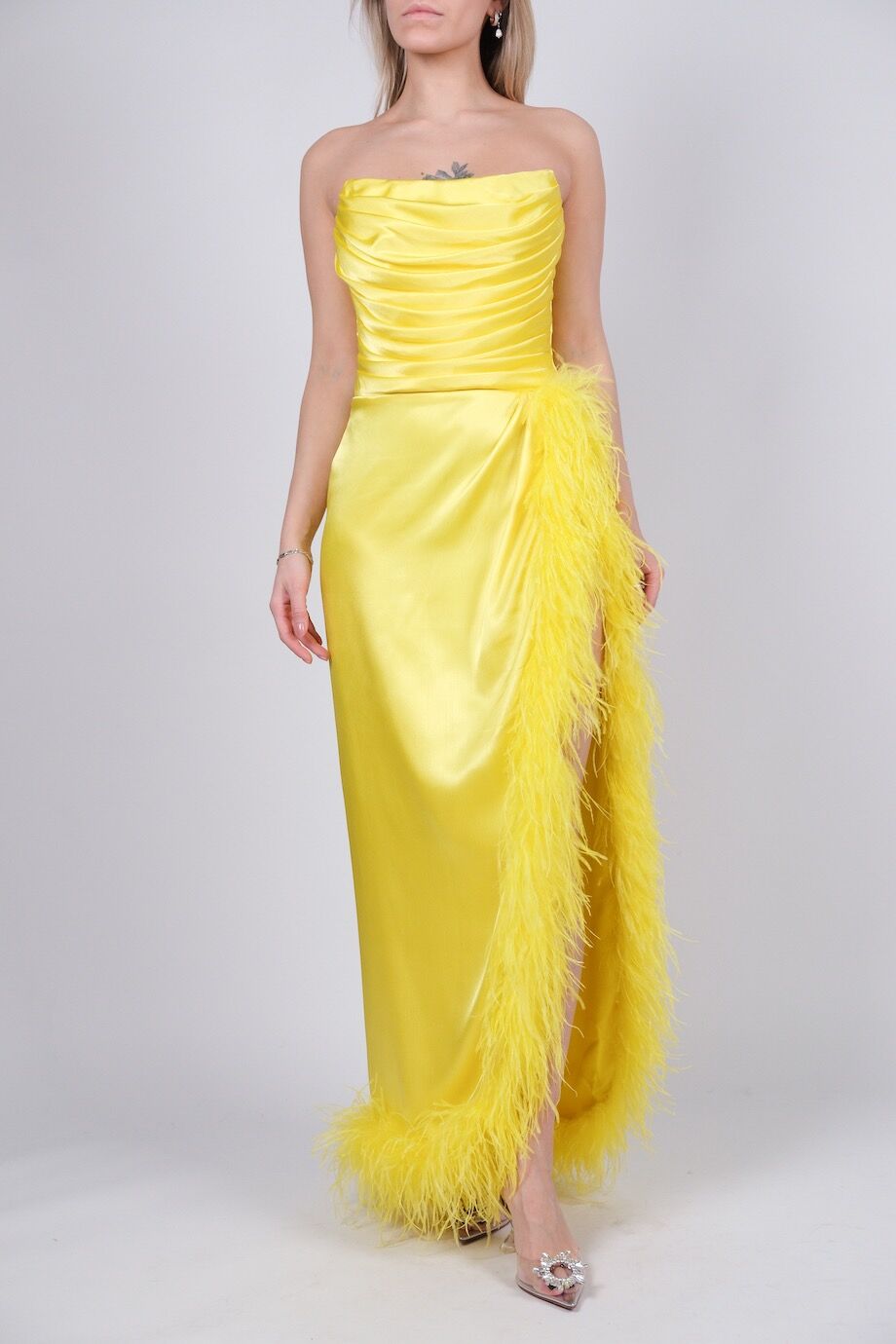 image 3 Атласное платье желтого цвета с декором из перьев
