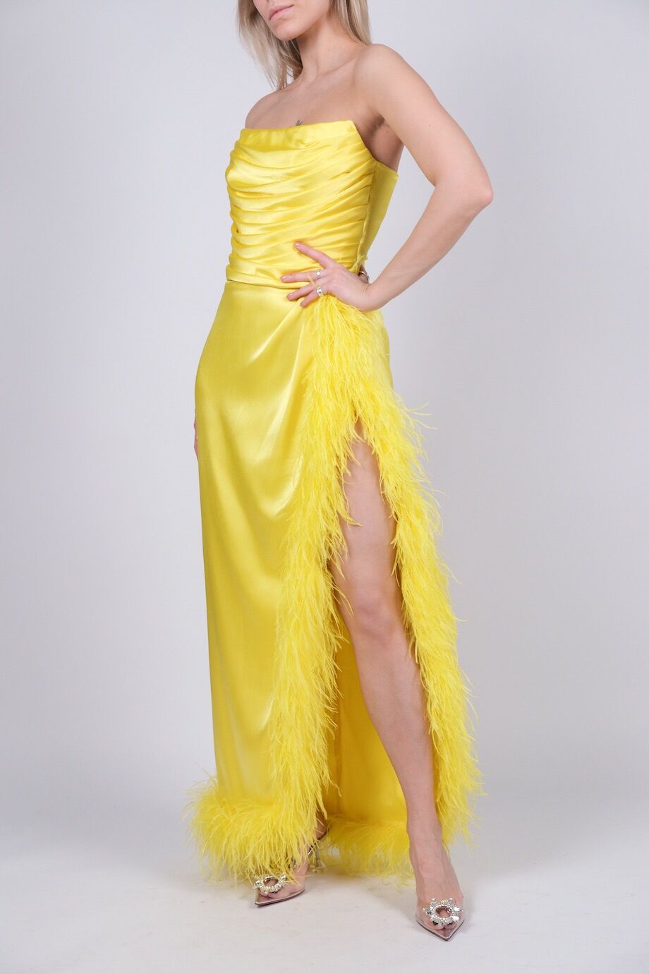 image 4 Атласное платье желтого цвета с декором из перьев