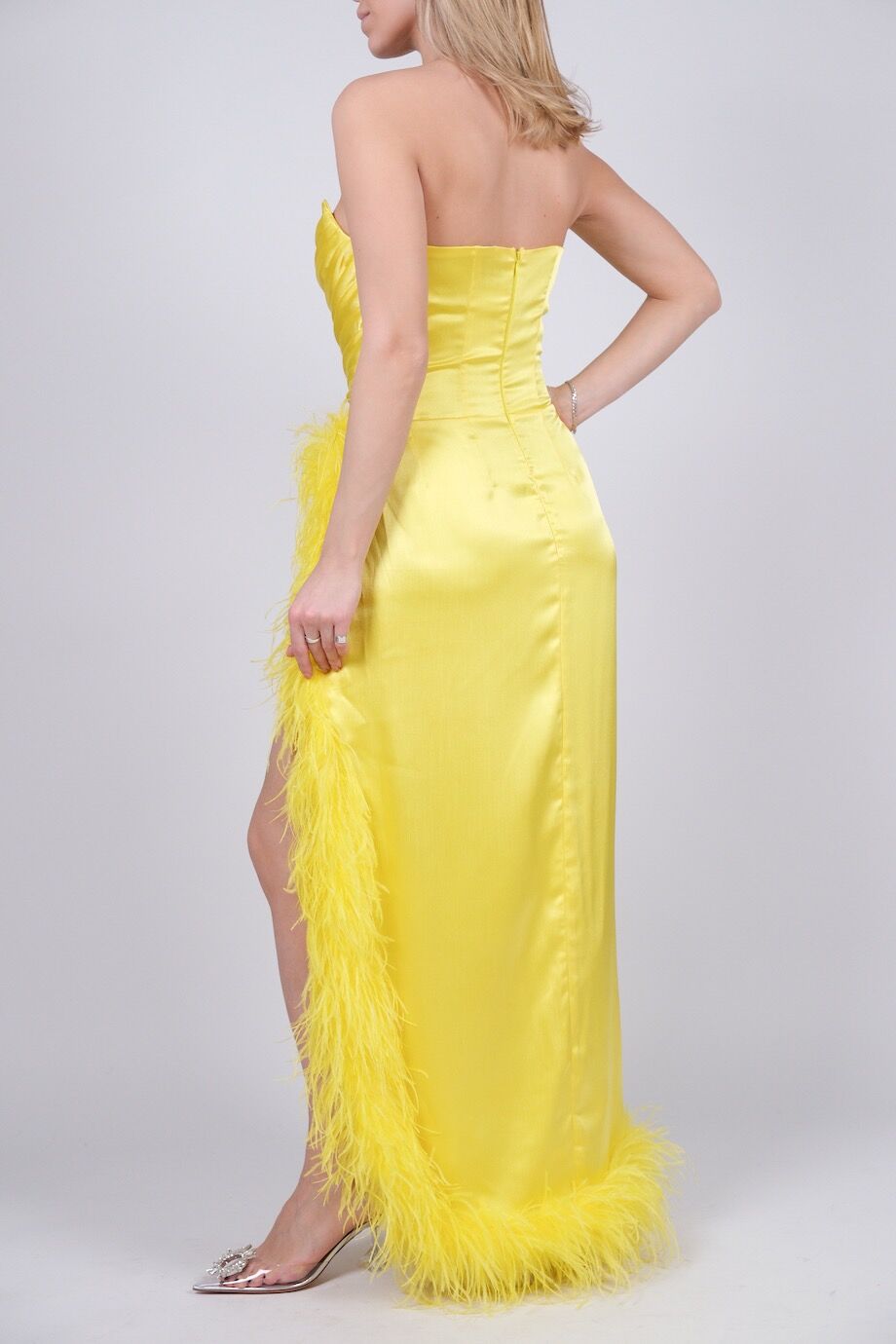image 5 Атласное платье желтого цвета с декором из перьев