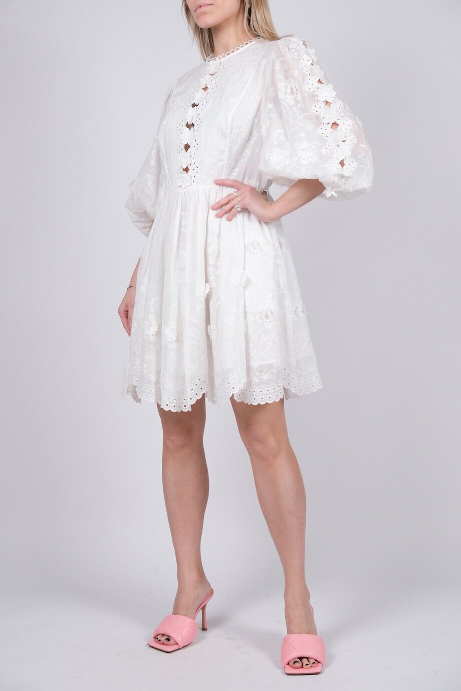 image 2 Платье белого цвета с цветочной аппликацией