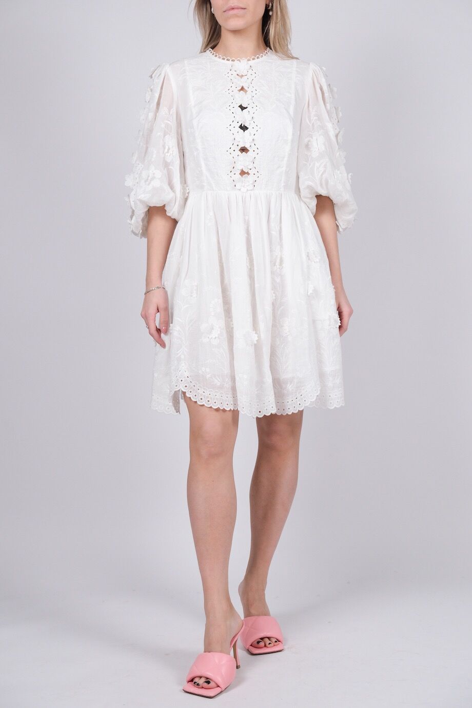 image 1 Платье белого цвета с цветочной аппликацией