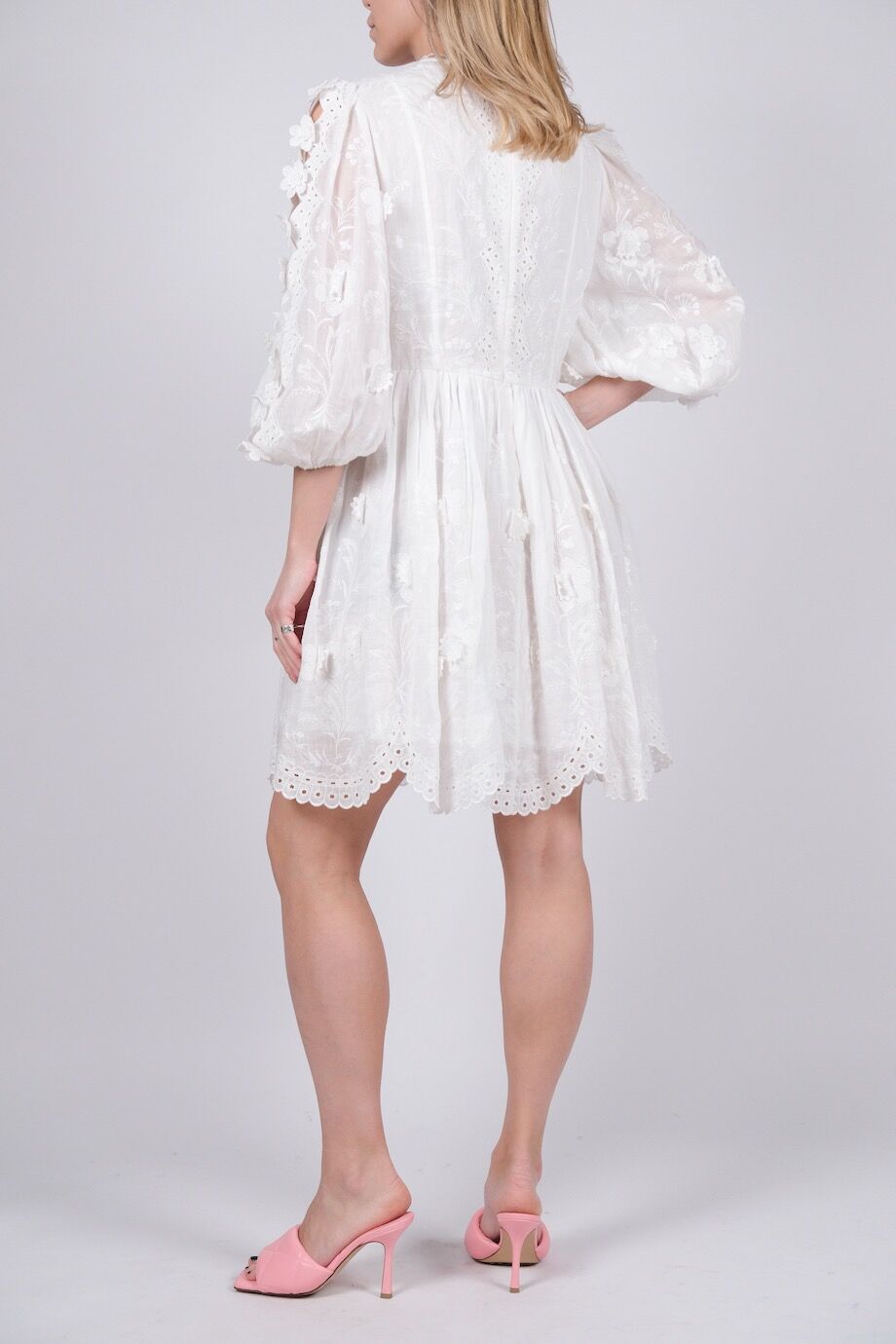 image 3 Платье белого цвета с цветочной аппликацией