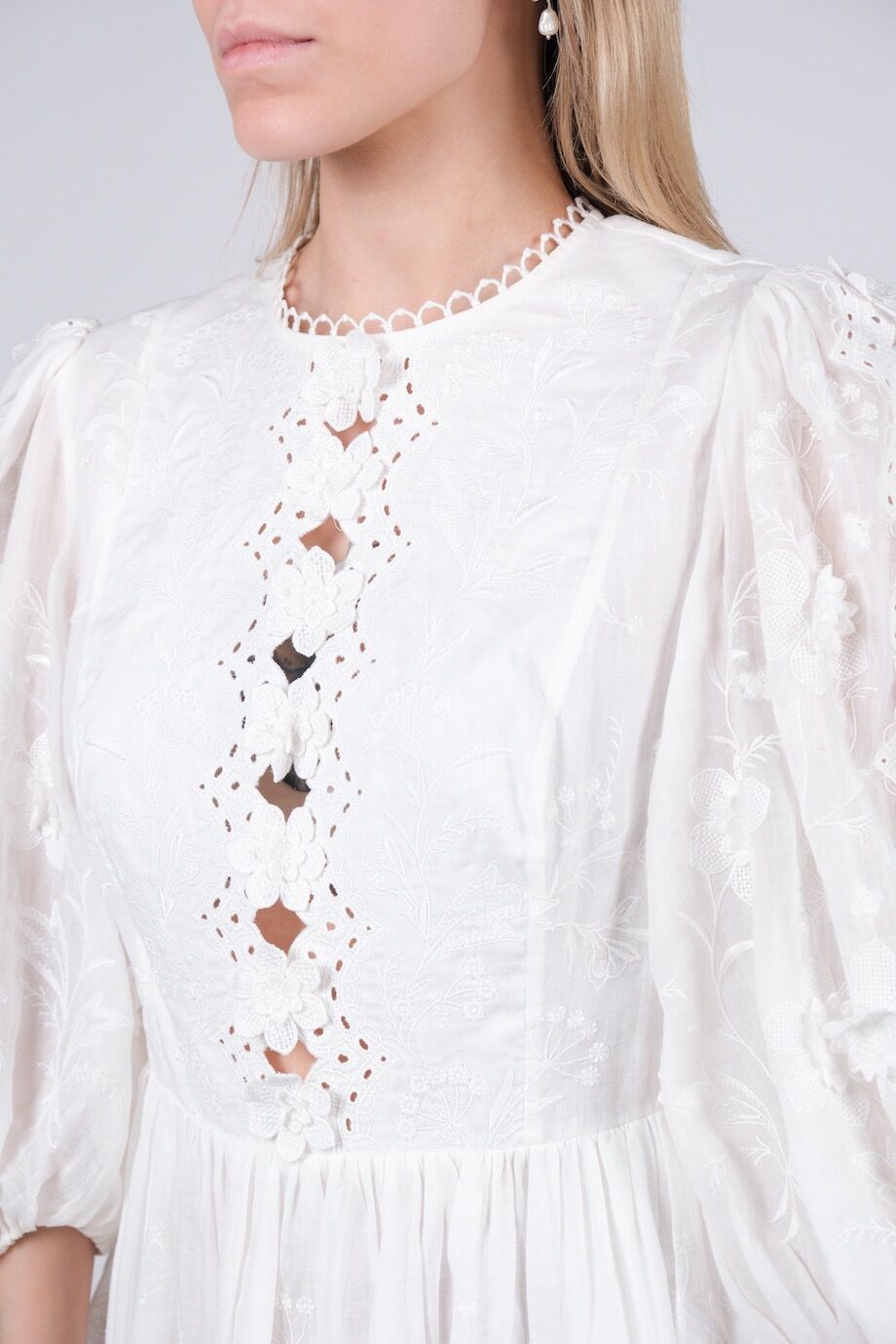 image 4 Платье белого цвета с цветочной аппликацией