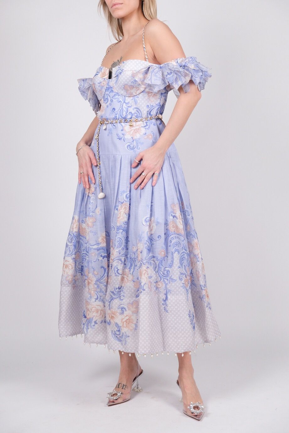 image 2 Платье с открытыми плечами голубого цвета с орнаментом