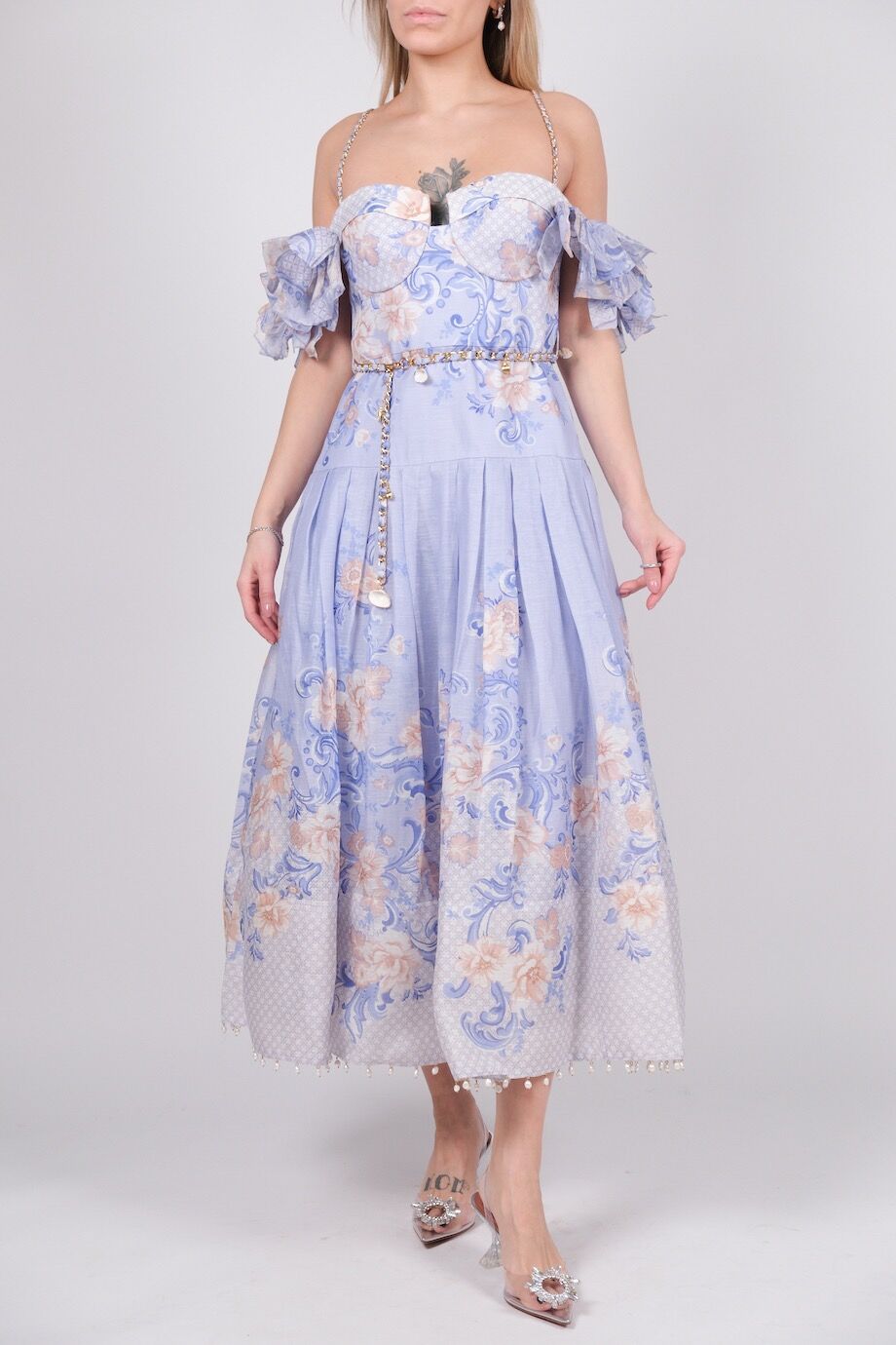 image 1 Платье с открытыми плечами голубого цвета с орнаментом