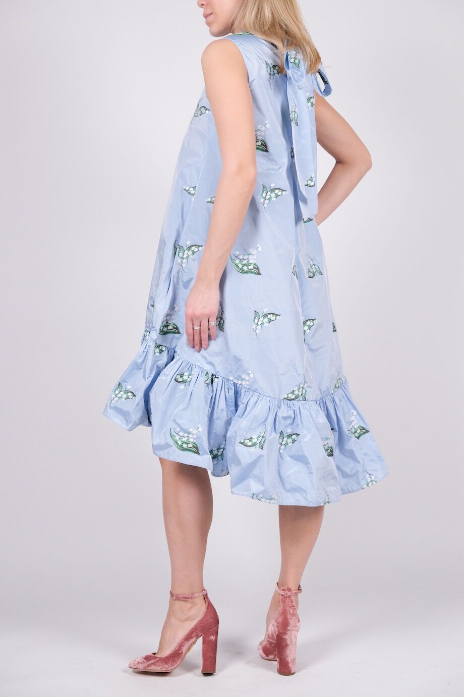 image 3 Платье голубого цвета с цветочным принтом