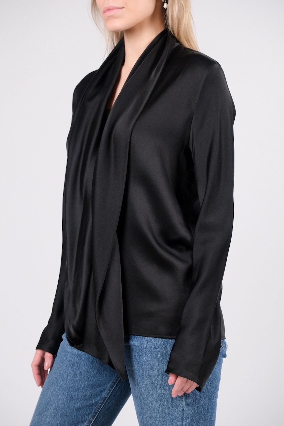 image 2 Шелковая блуза черного цвета