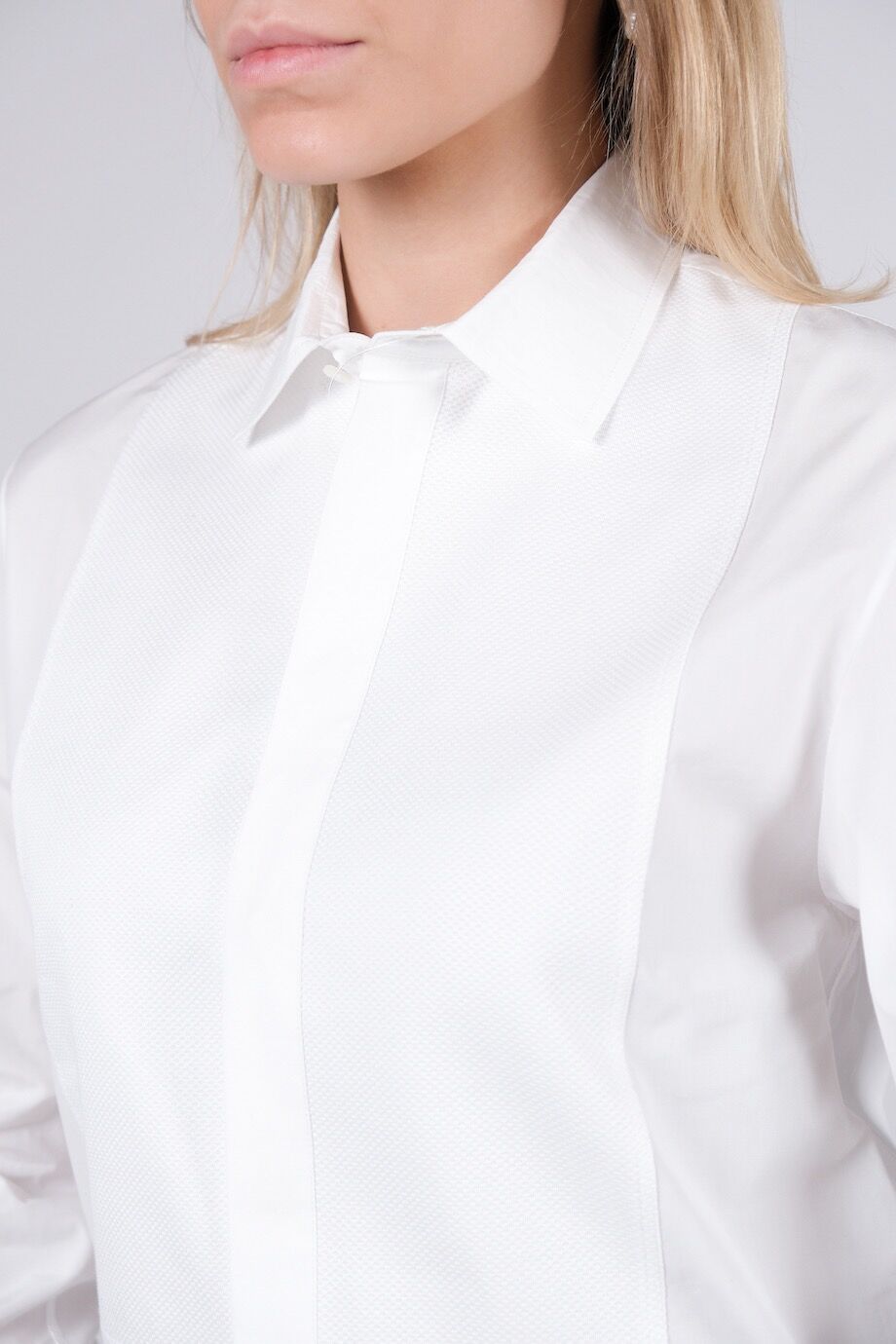 image 4 Рубашка  под запонки белого цвета с вышивкой