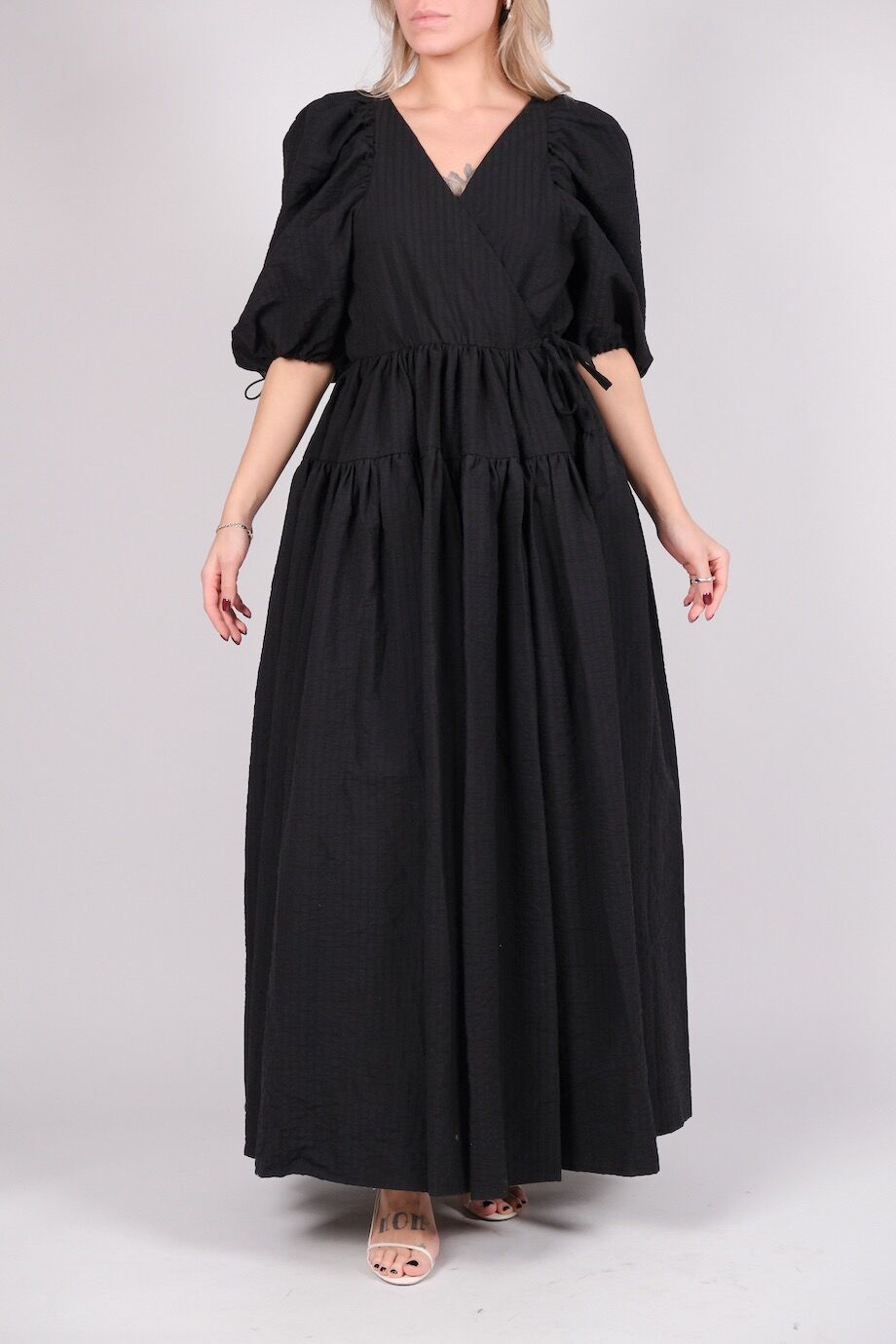 image 1 Платье на запах черного цвета с пышными рукавами