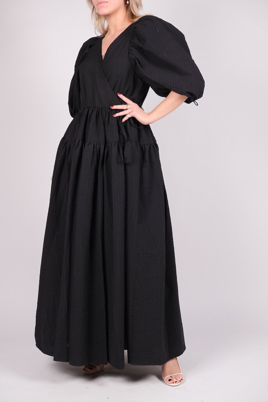 image 2 Платье на запах черного цвета с пышными рукавами