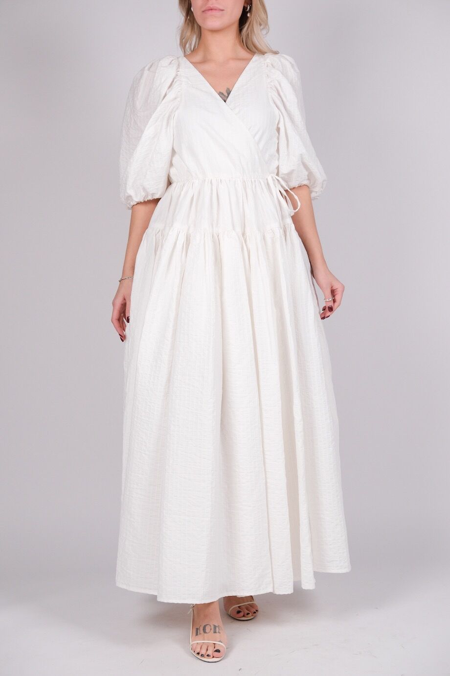 image 1 Платье белого цвета на запах с пышными рукавами