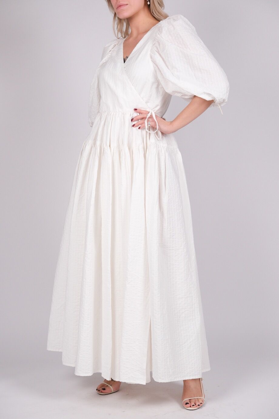 image 2 Платье белого цвета на запах с пышными рукавами