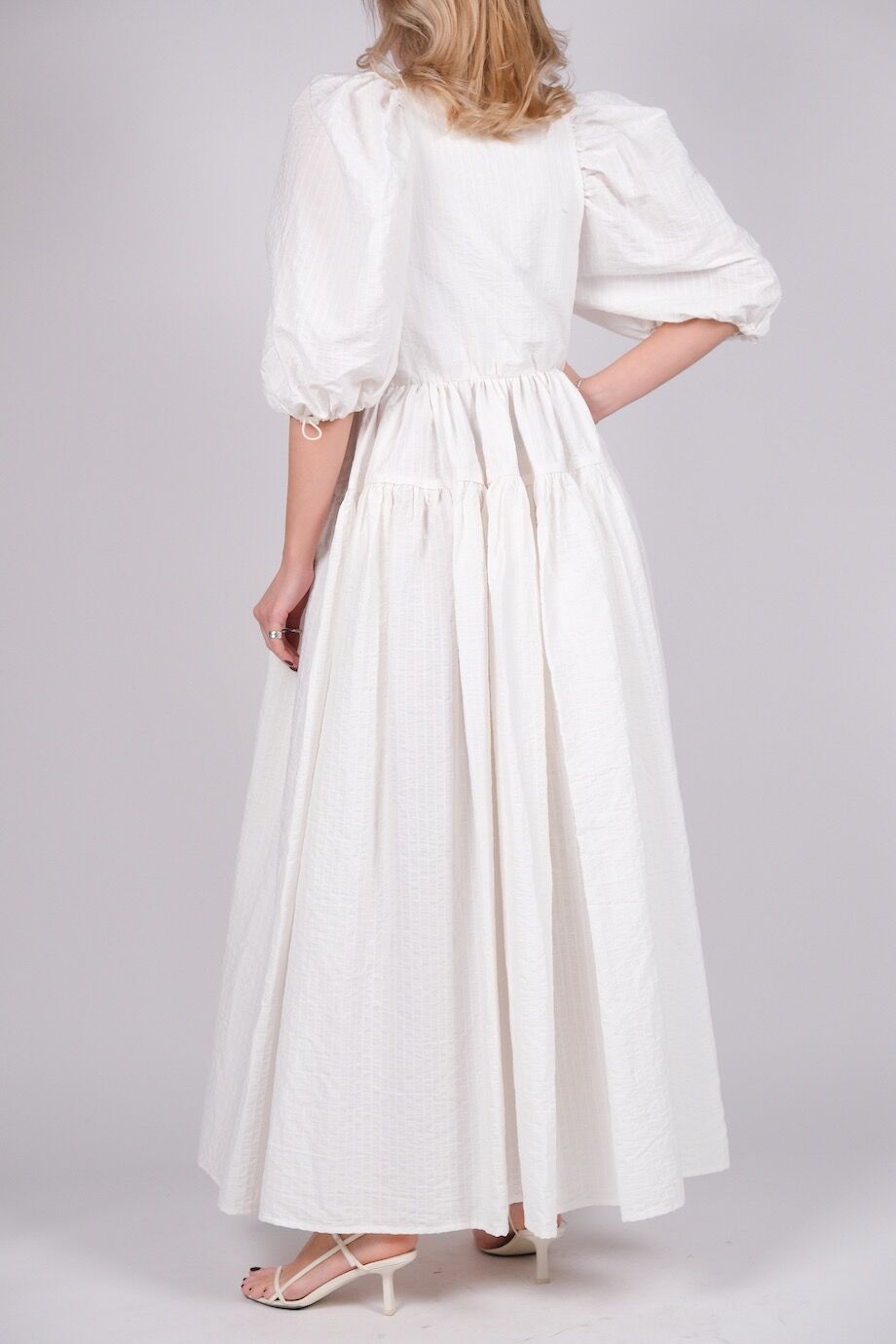 image 3 Платье белого цвета на запах с пышными рукавами