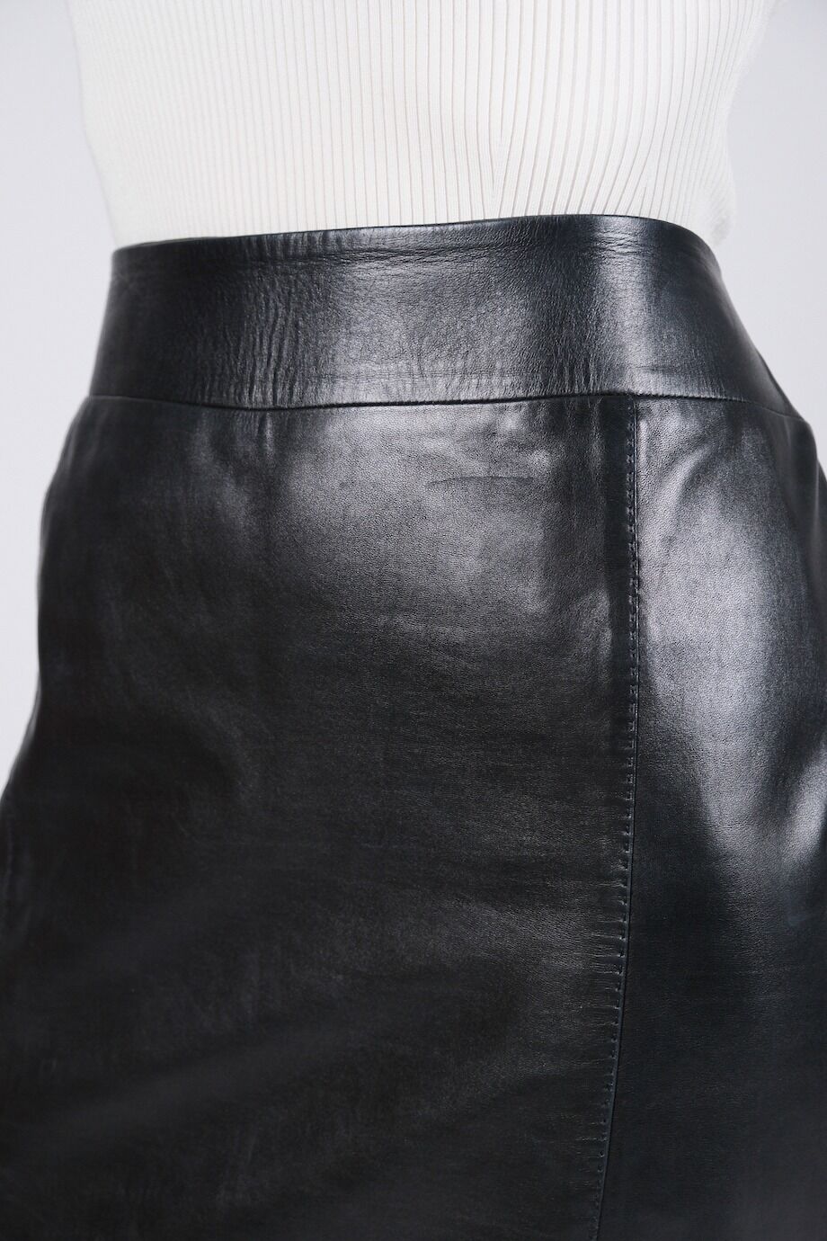 image 5 Кожаная юбка черного цвета с разрезом спереди