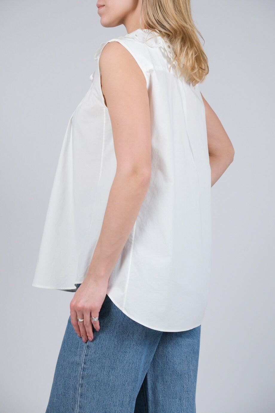 image 3 Рубашка белого цвета без рукавов с ажурным воротником