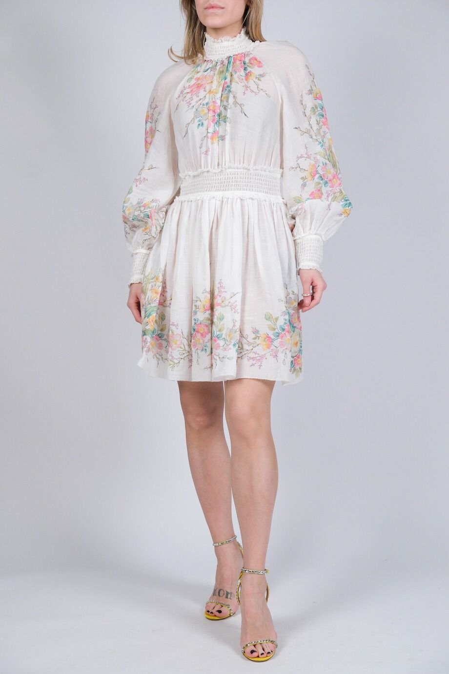 image 1 Платье молочного цвета с воротником стойкой и цветочным принтом
