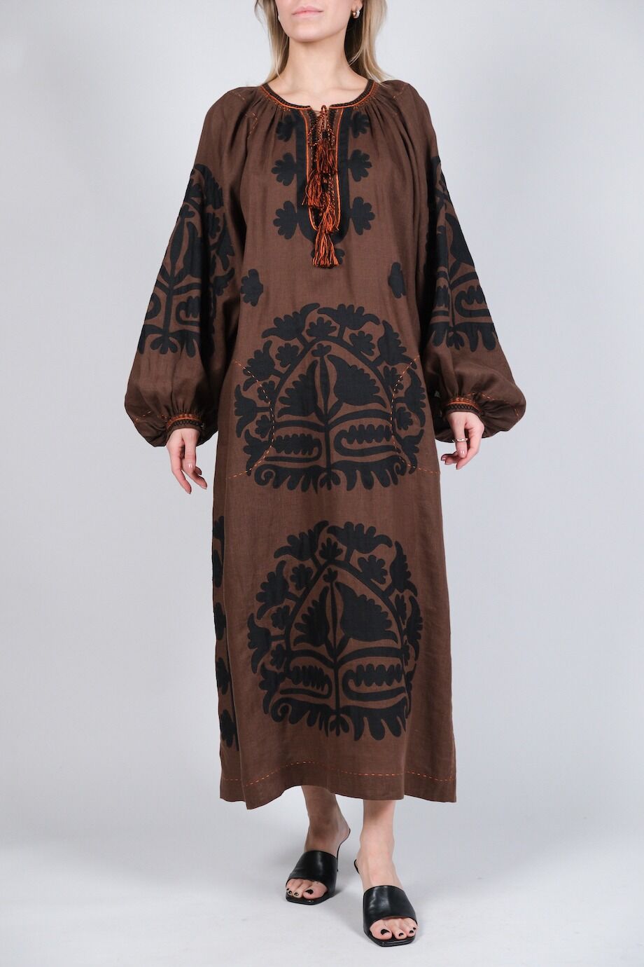 image 1 Льняное платье коричневого цвета c вышивкой