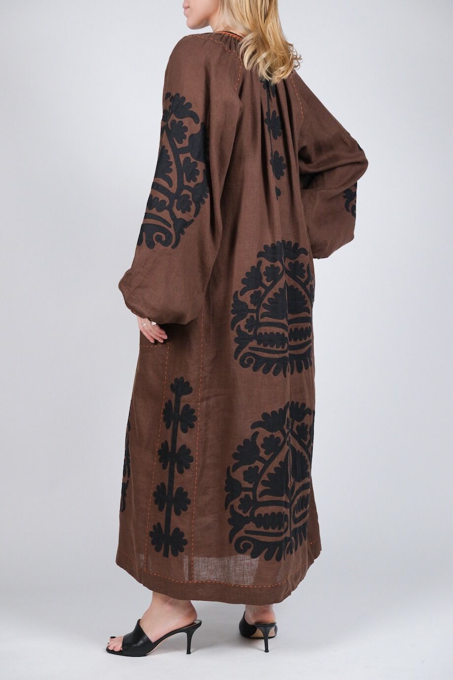 image 3 Льняное платье коричневого цвета c вышивкой