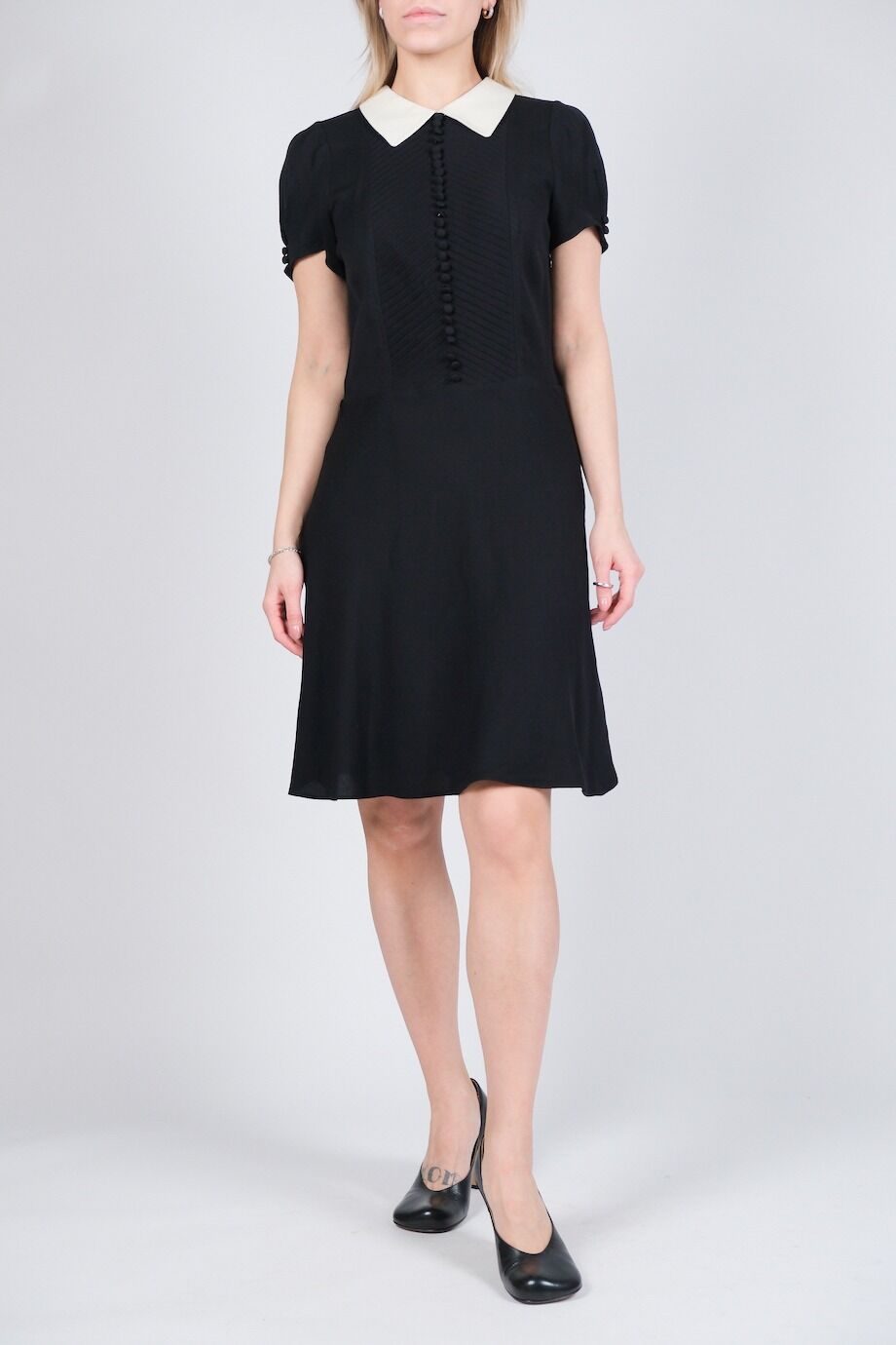 image 1 Платье черного цвета с воротником и декором из пуговиц