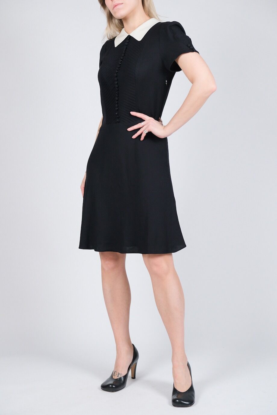 image 2 Платье черного цвета с воротником и декором из пуговиц