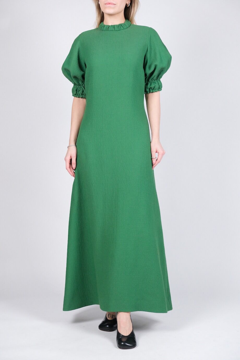 image 1 Платье зеленого цвета с открытыми плечами